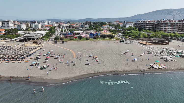 Bashkia vendos çmimet/ Velipojë, çadra dhe shezlongët jo më shtrenjtë se 900 lekë