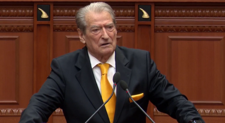 “Mashtrim nga fillimi në fund”, Berisha: Lejoni leximin e plotë të raportit të PE