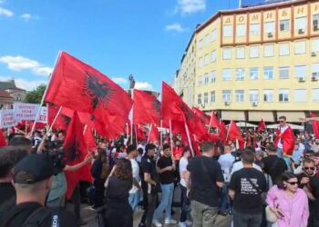 Shkupi vishet kuq e zi, studentët shqiptarë protestë për gjuhën