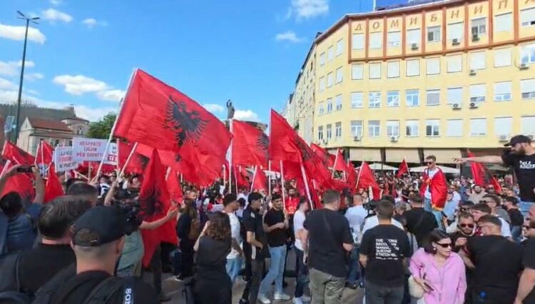 Shkupi vishet kuq e zi, studentët shqiptarë protestë për gjuhën