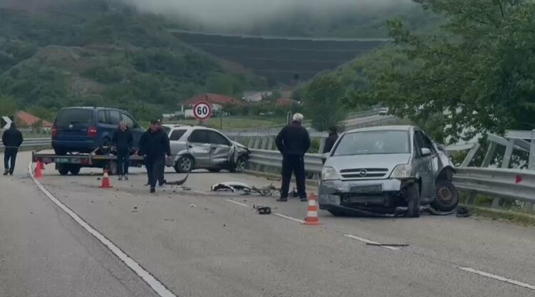 Përplasen 3 automjete në aksin Korçë – Pogradec