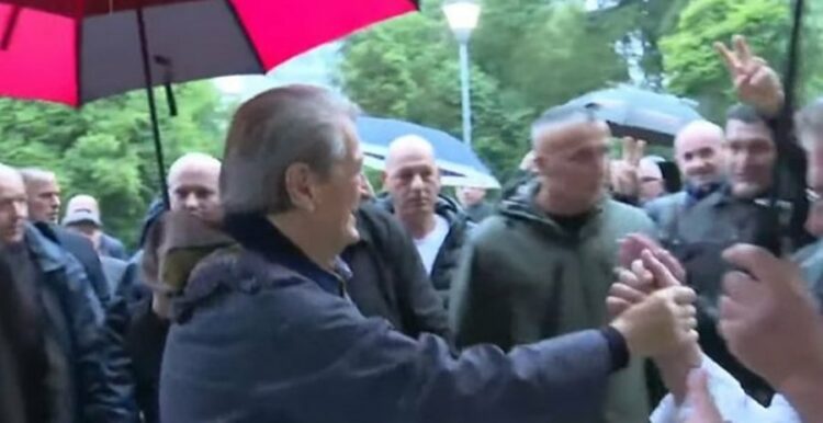 Berisha mbërrin në selinë blu para protestës së opozitës