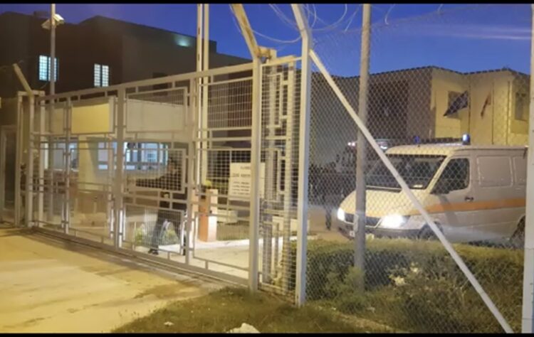 Sherr masiv në burgun e Vlorës: Pesë persona godasin të paraburgosurin
