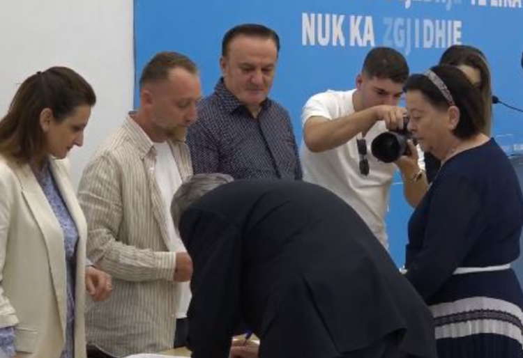 Berisha voton në referendumin e PD-së, i shoqëruar nga bashkëshortja e tij