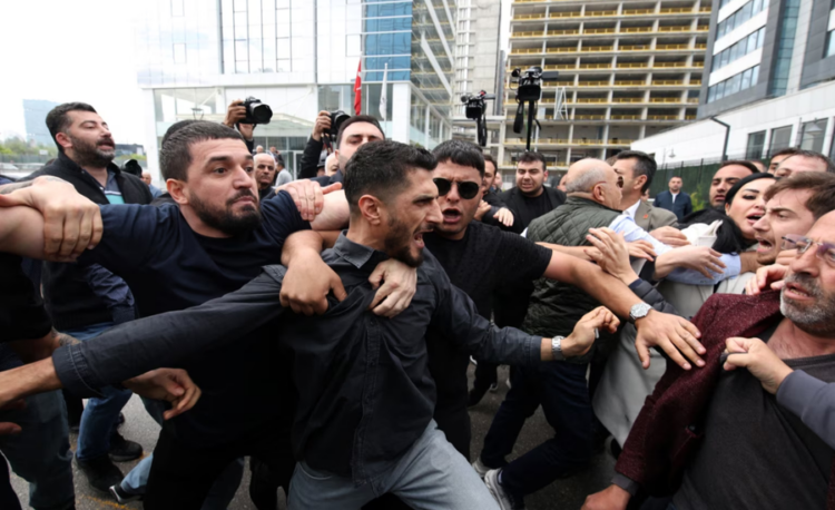Policia turke hyn në selinë e partisë opozitare për të larguar udhëheqjen e…