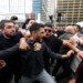 Policia turke hyn në selinë e partisë opozitare për të larguar udhëheqjen e…