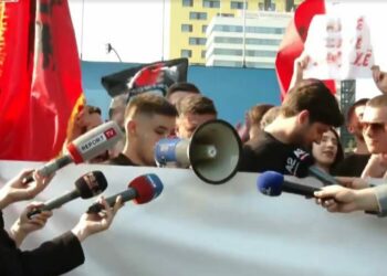 Protesta për gjuhën shqipe nga Shkupi në Tiranë