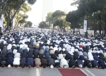 Festohet sot Kurban Bajrami, mijëra besimtarë myslimanë falin namazin