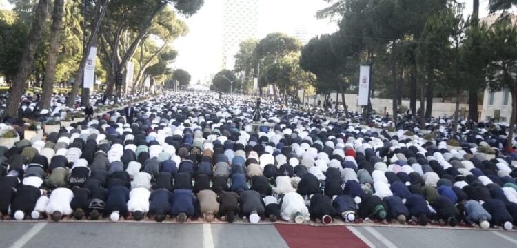 Festohet sot Kurban Bajrami, mijëra besimtarë myslimanë falin namazin