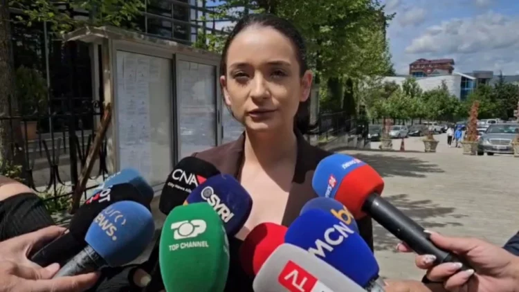 Mjeku akuzohet për ngacmim seksual, avokatja e 21-vjeçares: Me të gjitha e njëjta…