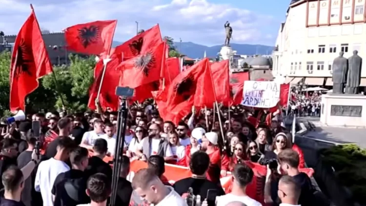 Protesta e studentëve në Shkup për gjuhën shqipe,policia liron 3 të rinjtë shqiptarë