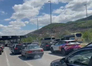 Maqedoni e Veriut/ Protesta për gjuhën shqipe, studentët shqiptarë bllokohen në kufi