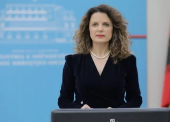 Terapia hormonale për transgjinorët,Tomini: Trajtimi nuk rekomandohet që në fëmijëri