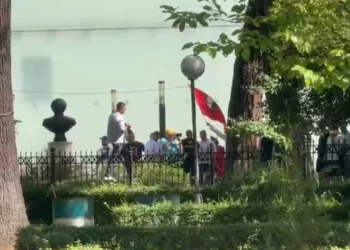 Deputetët priten me thirrjet e protestuesve: Ju erdhi fundi! Opozitë e shitur