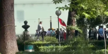 Deputetët priten me thirrjet e protestuesve: Ju erdhi fundi! Opozitë e shitur