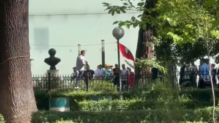 Deputetët priten me thirrjet e protestuesve: Ju erdhi fundi! Opozitë e shitur