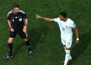 Mbappe “urdhëron” arbitrin t’i japë shiritin e kapitenit shokut të skuadrës