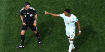 Mbappe “urdhëron” arbitrin t’i japë shiritin e kapitenit shokut të skuadrës