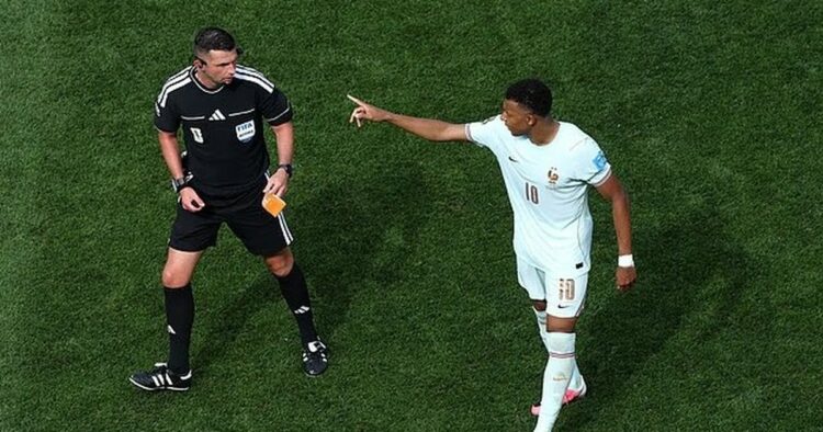 Mbappe “urdhëron” arbitrin t’i japë shiritin e kapitenit shokut të skuadrës