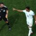 Mbappe “urdhëron” arbitrin t’i japë shiritin e kapitenit shokut të skuadrës