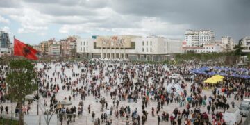 Në një vit 33 mijë të rinj më pak, shtohen të moshuarit mbi 85 vjeç