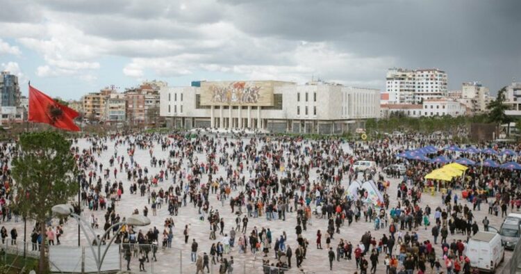 Në një vit 33 mijë të rinj më pak, shtohen të moshuarit mbi 85 vjeç
