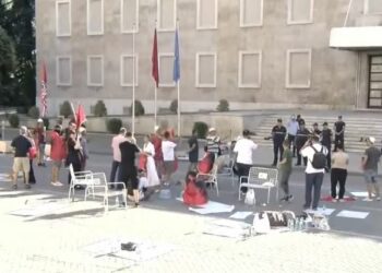 Një grup protestuesish e qendrojnë sërish para Kryeministrisë