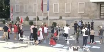 Një grup protestuesish e qendrojnë sërish para Kryeministrisë