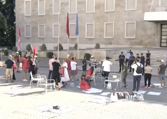 Një grup protestuesish e qendrojnë sërish para Kryeministrisë