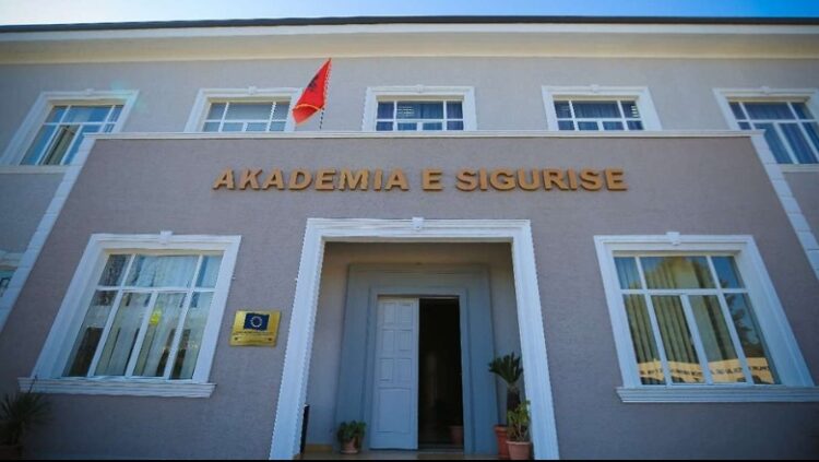 Helmohen sërish 30 kursantë të Akademisë së Sigurisë
