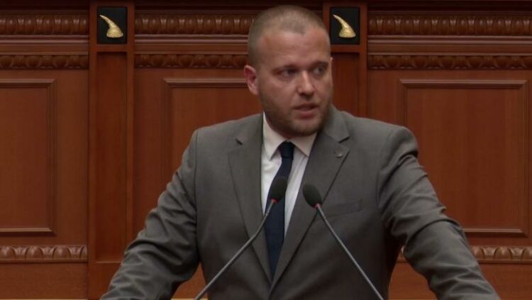 Zvërnec/ Deputeti shpjegon konfliktin e pronave dhe mbron projektin 4 miliardë euro