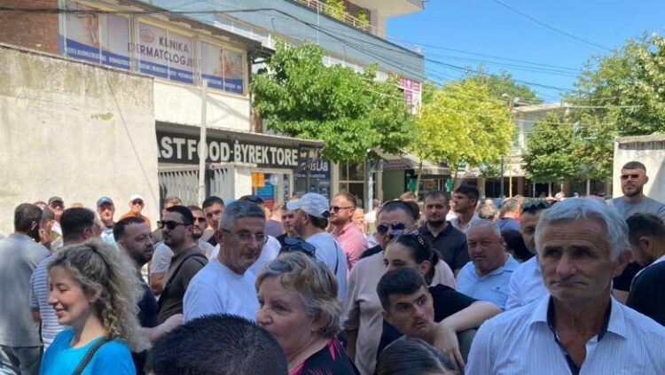 Protestë edhe në Lushnje, qytetarët: Ktheni dializën për 52 pacientët kronikë