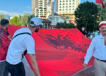 Qytetarët mblidhen te sheshi “Skënderbej”, pritet t’i drejtohen kryeministrisë