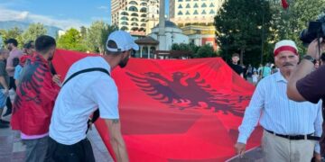 Qytetarët mblidhen te sheshi “Skënderbej”, pritet t’i drejtohen kryeministrisë