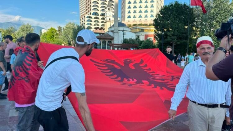 Qytetarët mblidhen te sheshi “Skënderbej”, pritet t’i drejtohen kryeministrisë
