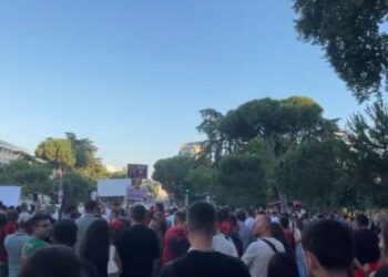 Dita e 18-të, qytetarët nisin protestën para Kryeministrisë