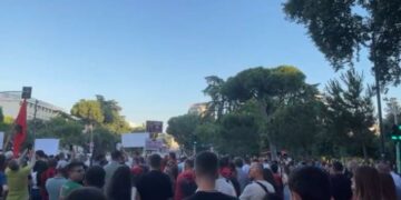Dita e 18-të, qytetarët nisin protestën para Kryeministrisë
