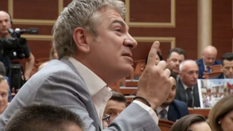 “Dil e bëj be që s’ke qenë në Aruba”, debate mes Gjiknurit dhe Berishës