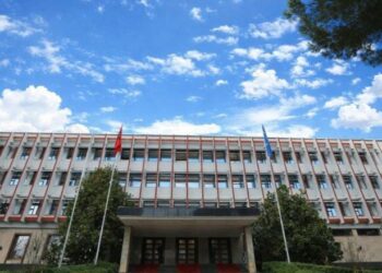 Ministria e Jashtme: Flamuri i Izraelit u përdhos nga protestues të maskuar