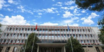 Ministria e Jashtme: Flamuri i Izraelit u përdhos nga protestues të maskuar