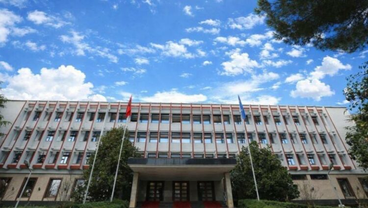Ministria e Jashtme: Flamuri i Izraelit u përdhos nga protestues të maskuar