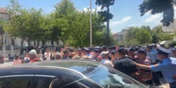 VIDEO/ Protestuesit gjuajë me vezë deputetët, policia tenton t’i largojë