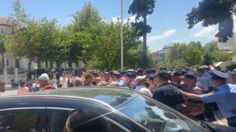 VIDEO/ Protestuesit gjuajë me vezë deputetët, policia tenton t’i largojë