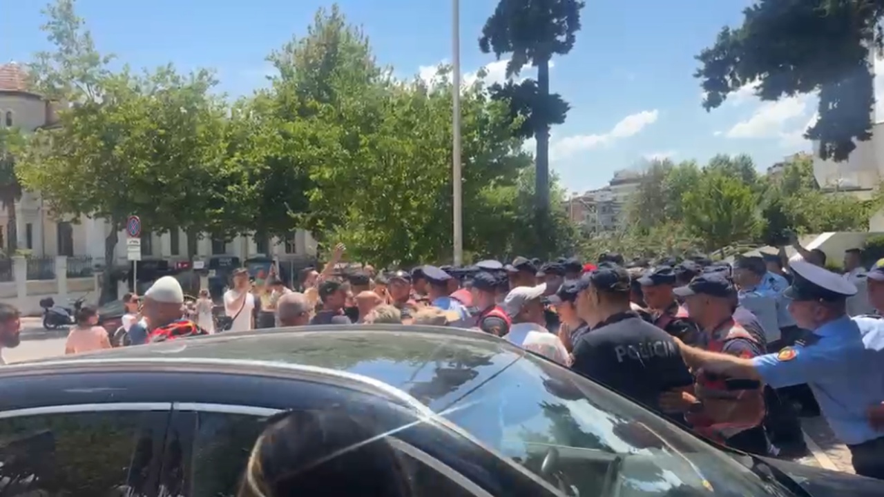 VIDEO  Protestuesit gjuajë me vezë deputetët  policia tenton t i largojë