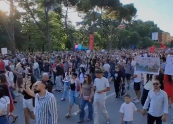 Dita e dytë e protestës në Tiranë për Zvërnecin, mijëra qytetarë nisin marshimin