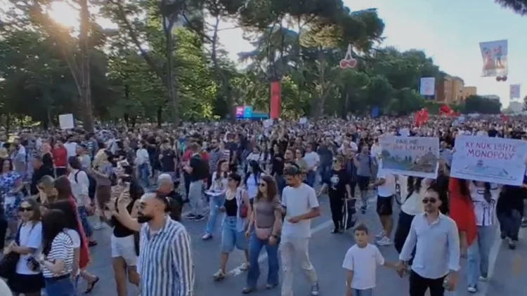 Dita e dytë e protestës në Tiranë për Zvërnecin, mijëra qytetarë nisin marshimin