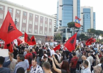 Mijëra qytetarë protestë në Tiranë, thirrje kundër Ramës