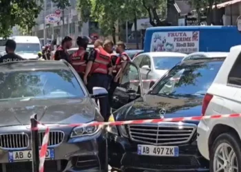 Përplasi pesë makina të parkuara dhe u largua me vrap, reagon Policia e Durrësit