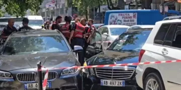 Përplasi pesë makina të parkuara dhe u largua me vrap, reagon Policia e Durrësit