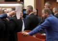 Deputetët e PD bllokojnë foltoren, nuk lejojnë deputetin Ardit Bido të mbajë fjalën